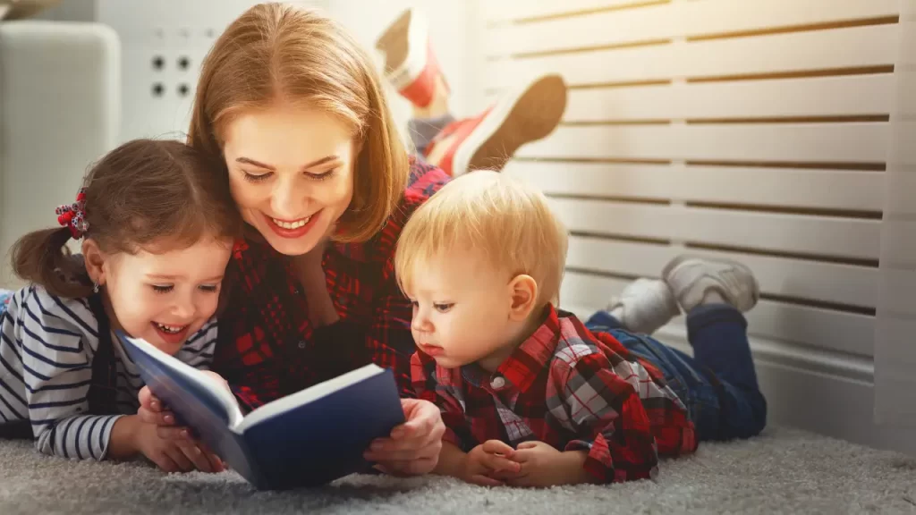 Mãe lendo livro infantil com o filho no colo, promovendo conexão.