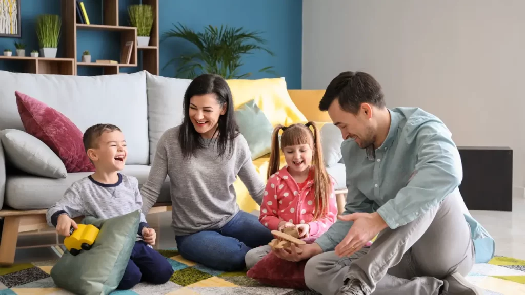 Família praticando disciplina positiva no uso da tecnologia.